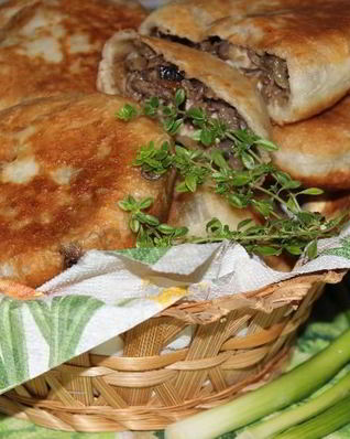 Жареные пирожки с баклажанами мясом и грибами