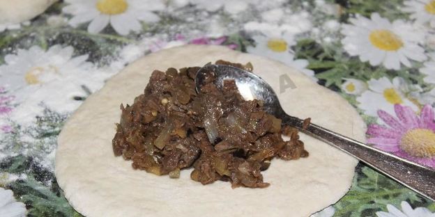 жареные пирожки с баклажанами мясом и грибами