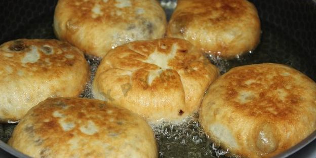 жареные пирожки с баклажанами мясом и грибами