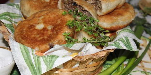 жареные пирожки с баклажанами мясом и грибами