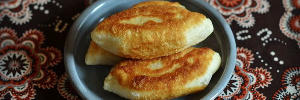 Жареные пирожки с луком и яйцом