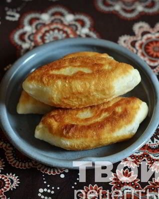 Жареные пирожки с луком и яйцом