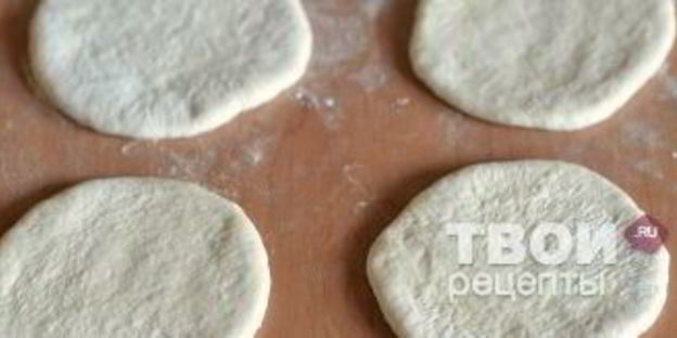 жареные пирожки с луком и яйцом