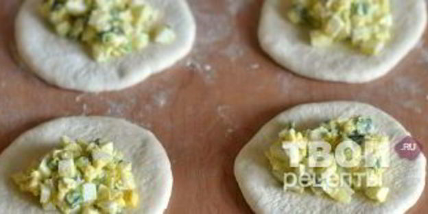 жареные пирожки с луком и яйцом