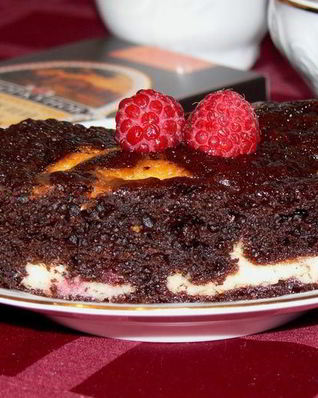 Брауни с творожно-сливочным сыром и малиной