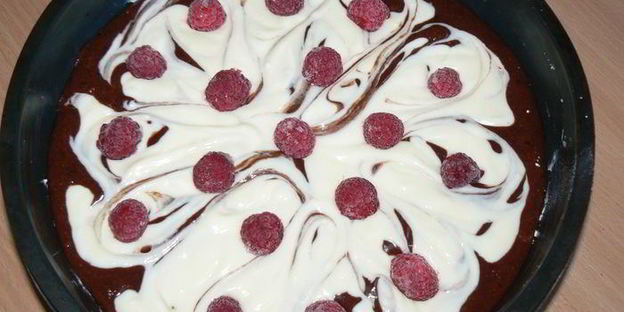 брауни с творожно-сливочным сыром и малиной