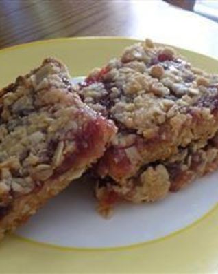 Овсяные пирожные-крошка с малиновым вареньем