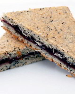 Песочные пирожные с маком и фруктовой прослойкой