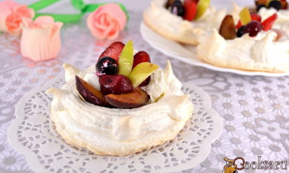 Рецепт пирожного-безе с мороженым и ягодно-фруктовым ассорти