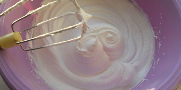 пирожное-безе с мороженым и ягодно-фруктовым ассорти