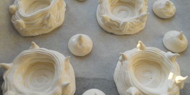 пирожное-безе с мороженым и ягодно-фруктовым ассорти