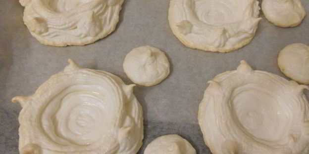 пирожное-безе с мороженым и ягодно-фруктовым ассорти