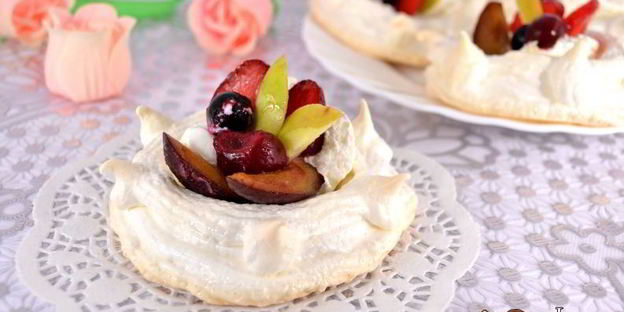 пирожное-безе с мороженым и ягодно-фруктовым ассорти