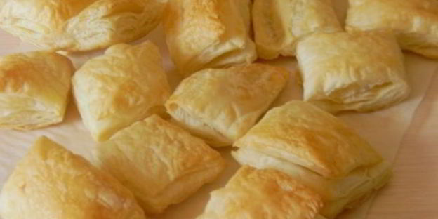 пирожное из слоеного теста