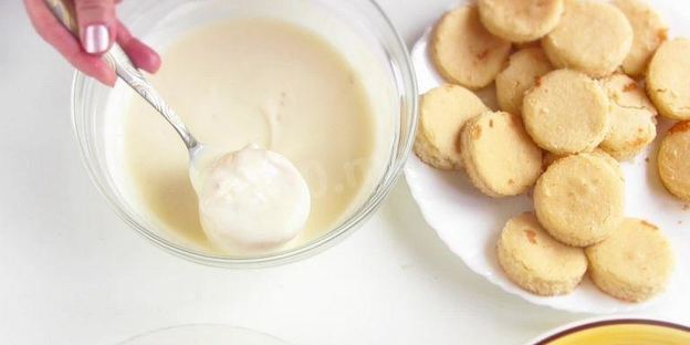 пирожное лакомка