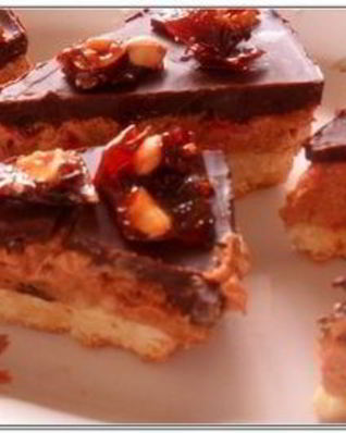 Пирожное Сникерс с малиной