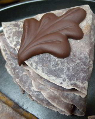 Пирожные блинные Обамки в шоколаде с ванильным пудингом и вишней