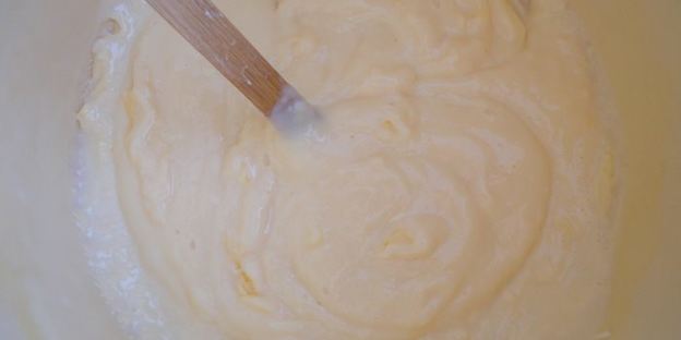 пирожные блинные обамки в шоколаде с ванильным пудингом и вишней