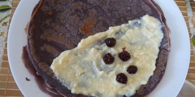 пирожные блинные обамки в шоколаде с ванильным пудингом и вишней