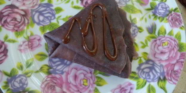 пирожные блинные обамки в шоколаде с ванильным пудингом и вишней