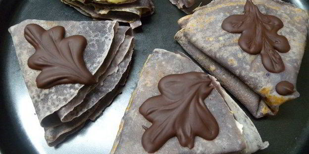 пирожные блинные обамки в шоколаде с ванильным пудингом и вишней