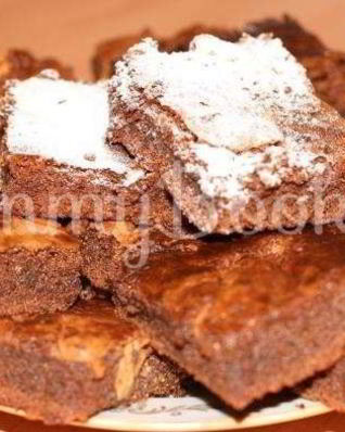 Шоколадные брауни с арахисовыми завитками