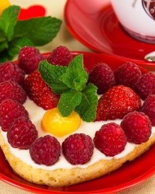 Цитрусовые пирожные Валентинки с фруктами