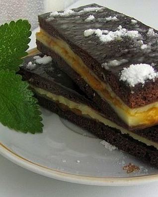 Творожно-шоколадные пирожные из бисквита