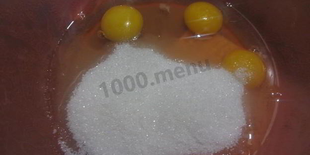 творожно-шоколадные пирожные из бисквита