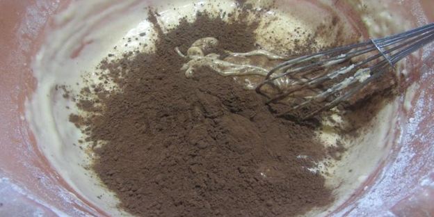 творожно-шоколадные пирожные из бисквита