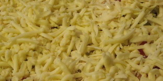 домашняя пицца с семгой, оливками и орегано