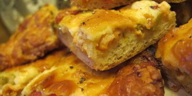 домашняя пицца с семгой, оливками и орегано