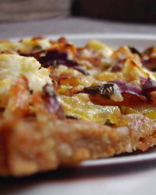 Картофельная пицца с чесноком, козьим сыром и розмарином