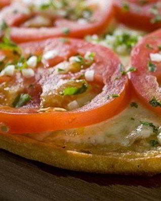 Неаполитанская пицца со свежими помидорами