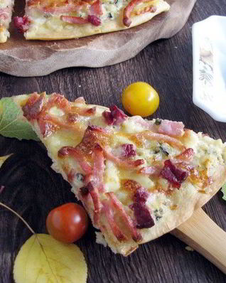 Осенняя пицца с горгонзолой и ветчиной