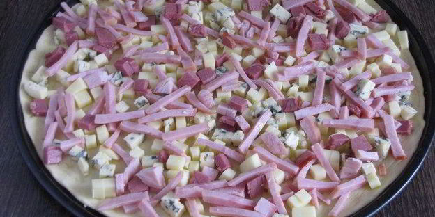 осенняя пицца с горгонзолой и ветчиной