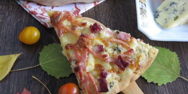 осенняя пицца с горгонзолой и ветчиной