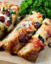 Пицца с колбасой