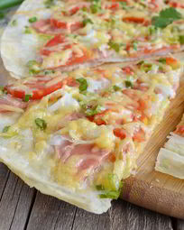 Пицца с помидорами