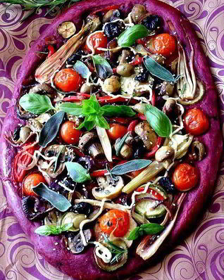 Пицца из свекольного теста с овощами и грибами