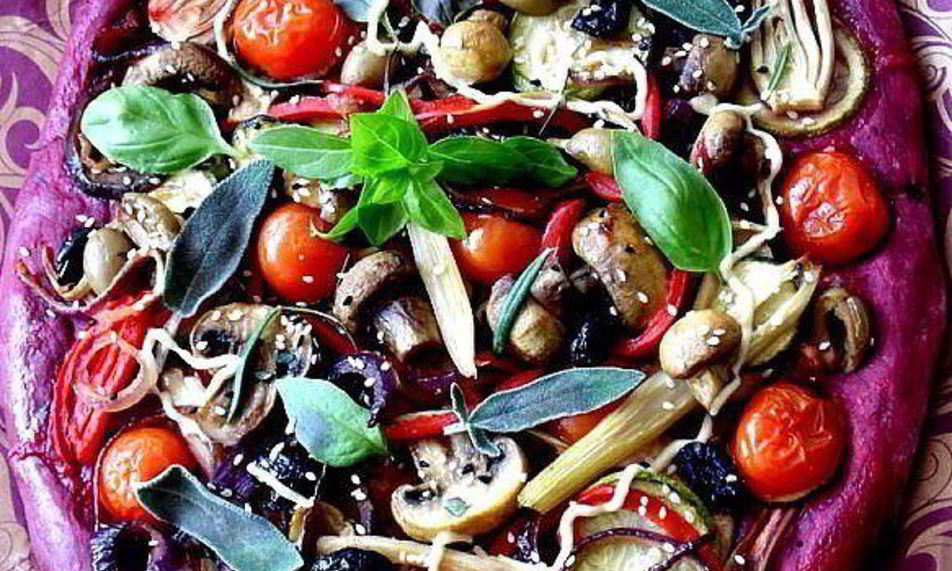 Рецепт пиццы из свекольного теста с овощами и грибами