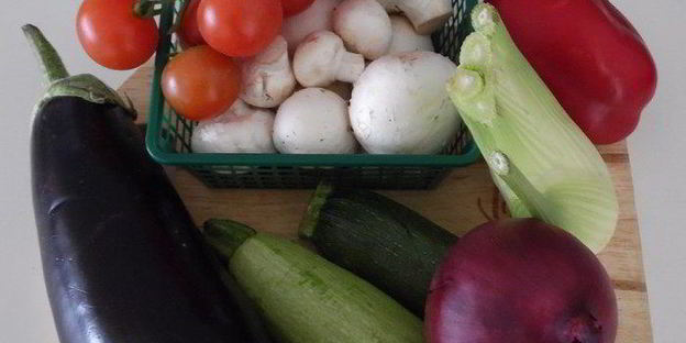 пицца из свекольного теста с овощами и грибами