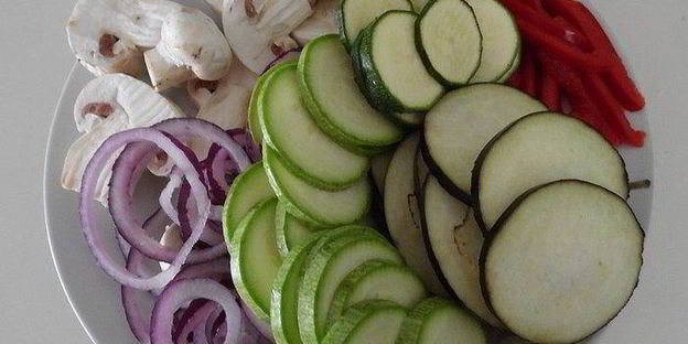 пицца из свекольного теста с овощами и грибами