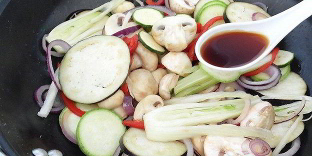 пицца из свекольного теста с овощами и грибами