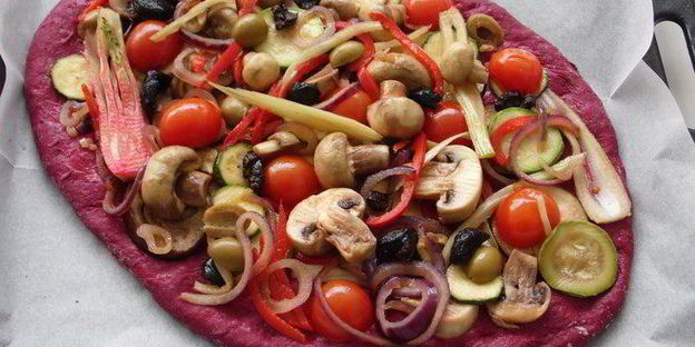 пицца из свекольного теста с овощами и грибами