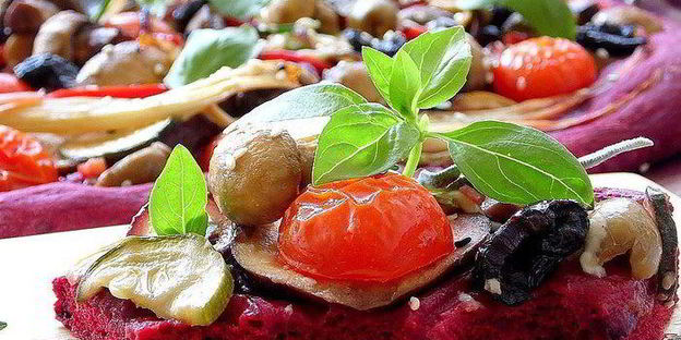 пицца из свекольного теста с овощами и грибами
