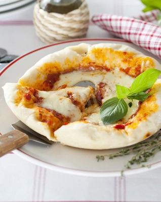 Пицца на кефире в мультиварке