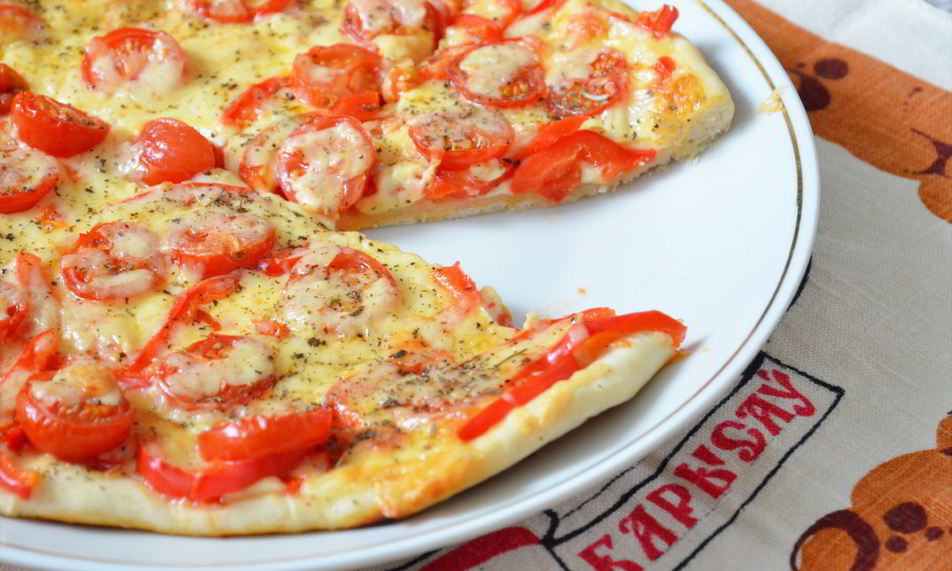 Рецепт пиццы по-итальянски с помидорами черри и двумя видами сыра
