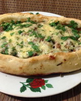 Пицца по-турецки с огуречным соусом