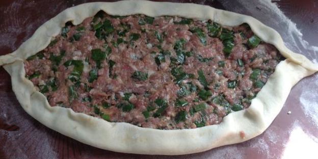 пицца по-турецки с огуречным соусом